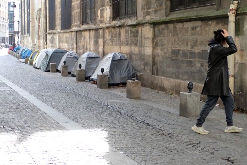 Das wollen wir nicht unerwähnt lassen: An der Église Saint Merri zelten ungefähr ein Dutzend Obdachlose. Das ist nur einer von vielen Zeltplätzen, aber hier ist die schiere Masse an Zelten sehr auffällig.